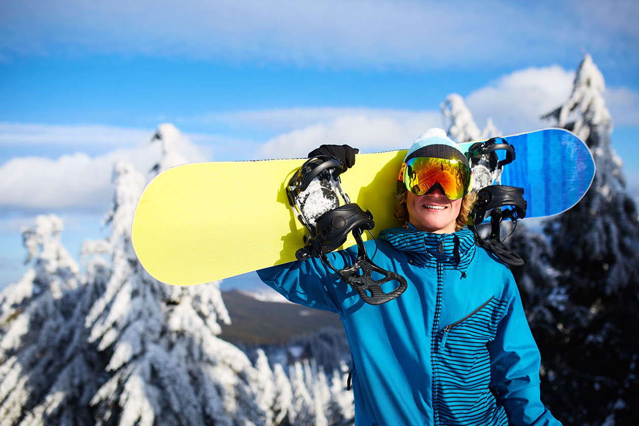 ragazzo con snowboard in montagna sulle dolomiti in Trentino