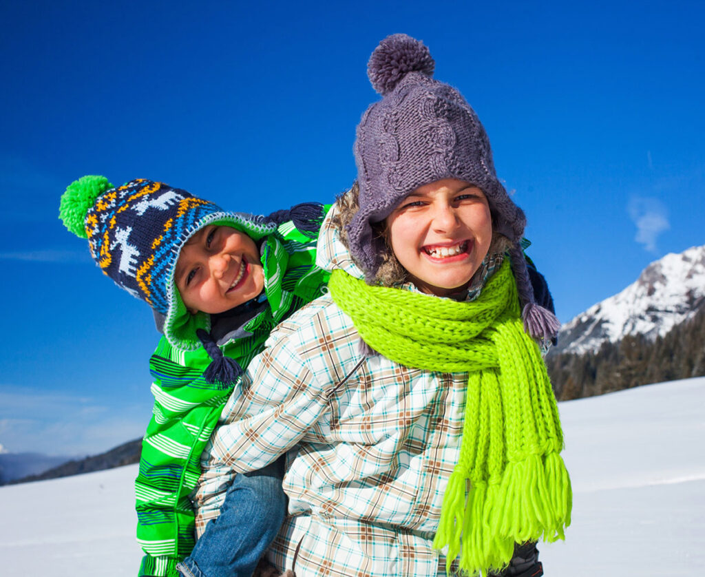 vacanza di gruppo sulla neve con i bambini